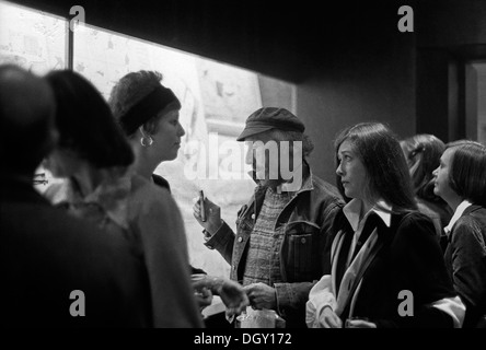 Archives photos de l'artiste Richard Hamilton avec le peintre Rita Donagh et personnes dans une galerie d'art à la recherche lors d'une exposition. Liz Goldfinger est la femme sur la gauche avec boucle d'or à Londres UK 1975 KATHY DEWITT Banque D'Images