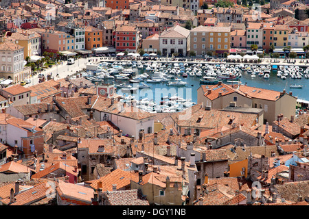 Vue depuis le clocher de l'église paroissiale de Sainte-euphémie sur le centre-ville historique de Rovinj, Istrie, Croatie, Rovingo Banque D'Images