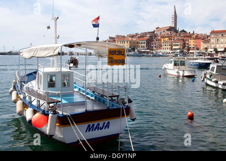 Signer, 'à vendre', sur un bateau dans le port de Rovinj, Rovingo, Istrie, Croatie, Europe, Rovinj, Croatie Banque D'Images