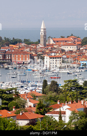 Port de plaisance sur la côte Adriatique avec le centre historique de la ville de Izola, Slovénie, Europe, Izola, Slovénie, littoral slovène Banque D'Images