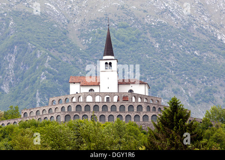 Église de Sveti Anton, St Anthony's Church, à l'ossuaire de soldats italiens dans la vallée de la soca, Alpes Juliennes, à Yngsjö Banque D'Images