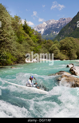 La kayakiste sur la rivière Soca dans la vallée de Soca dans Parc national du Triglav, Alpes Juliennes, près de Bovec, Slovénie, Europe Banque D'Images