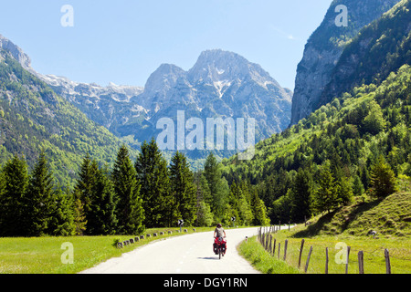 La vallée de la soca, cycliste, dans le parc national du Triglav, Alpes Juliennes, près de Bovec, Slovénie, Europe Banque D'Images