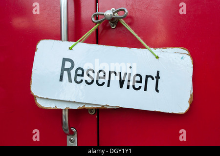 Signer, 'Reserviert', l'allemand pour 'réservés' dans un compartiment d'un train à crémaillère historique, Grindelwald, Canton de Berne Banque D'Images