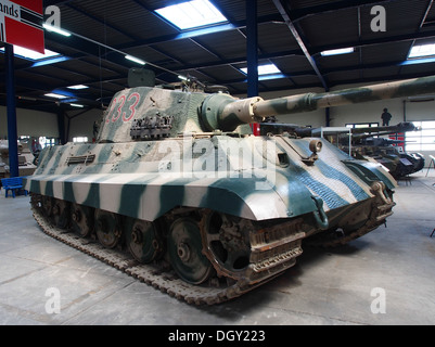 Le Panzerkampfwagen VI Ausf. B Tiger II, également connu sous le nom de Tiger B ou King Tiger, est un char lourd allemand de la seconde Guerre mondiale. C'est l'un des chars les plus célèbres de l'époque, connu pour son armure lourde et sa puissance de feu. Le véhicule est exposé au musée des chars à Saumur, en France. Banque D'Images