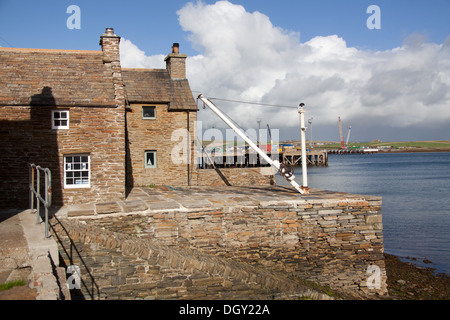 Des îles Orcades, en Écosse. Fisherman's cottages sur Stromness's waterfront, avec le port en arrière-plan. Banque D'Images