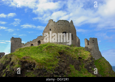 Les ruines antiques du château de Dunluce sur une falaise sur la côte, dans le comté d'Antrim, Irlande du Nord, Royaume-Uni, Europe Banque D'Images