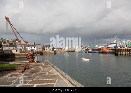 Des îles Orcades, en Écosse. Fisherman's cottages sur Stromness's waterfront, avec le port en arrière-plan. Banque D'Images