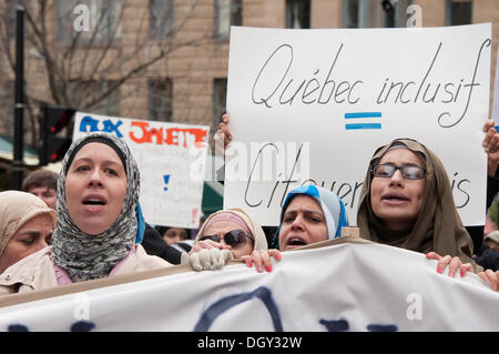 Montréal, Canada. 27 Oct, 2013. Des milliers de manifestants ont défilé dans le centre-ville de Montréal pour montrer leur mécontentement face à la nouvelle proposition de Charte québécoise des valeurs qui souhaite interdire le port de signes religieux dans les employés de la fonction publique du Québec. © Megapress/Alamy Live News Banque D'Images