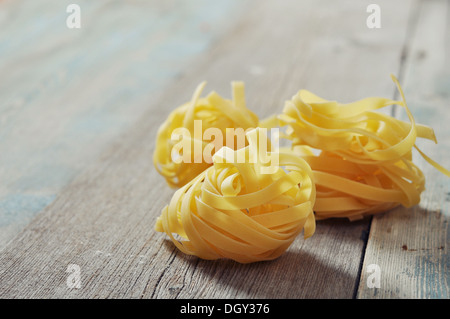 Des pâtes fettuccine sur fond de bois Banque D'Images