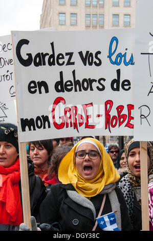 Montréal, Canada. 27 Oct, 2013. Des milliers de manifestants ont défilé dans le centre-ville de Montréal pour montrer leur mécontentement face à la nouvelle proposition de Charte québécoise des valeurs qui souhaite interdire le port de signes religieux dans les employés de la fonction publique du Québec. © Megapress/Alamy Live News Banque D'Images