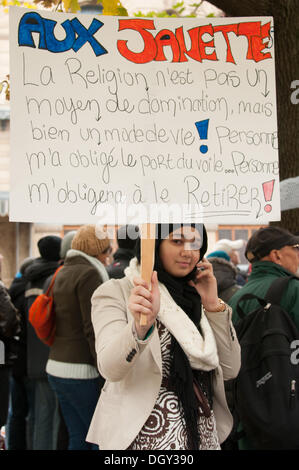 Montréal, Canada. 27 Oct, 2013. Des milliers de manifestants ont défilé dans le centre-ville de Montréal pour montrer leur mécontentement face à la nouvelle proposition de Charte québécoise des valeurs qui souhaite interdire le port de signes religieux dans les employés de la fonction publique du Québec. © Megapress/Alamy Live News Banque D'Images