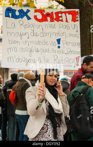 Montréal, Canada. 27 Oct, 2013. Des milliers de manifestants ont défilé dans le centre-ville de Montréal pour montrer leur mécontentement face à la nouvelle proposition de Charte québécoise des valeurs qui souhaite interdire le port de signes religieux dans les employés de la fonction publique du Québec. © Megapress/Alamy Live News Banque D'Images