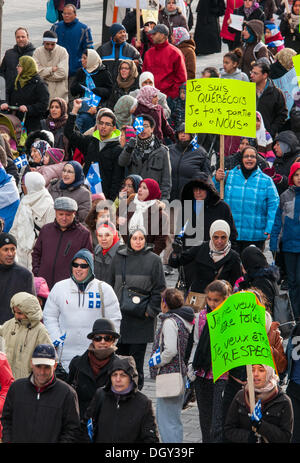 Montréal, Canada. 27 Oct, 2013. Des milliers de manifestants ont défilé dans le centre-ville de Montréal pour montrer leur mécontentement face à la nouvelle proposition de Charte québécoise des valeurs qui souhaite interdire le port de signes religieux dans les employés de la fonction publique du Québec. © Megapress/Alamy Live News Banque D'Images