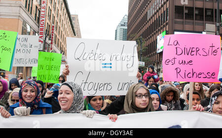 Montréal, Canada. 27 Oct, 2013. Des milliers de manifestants ont défilé dans le centre-ville de Montréal pour montrer leur mécontentement face à la nouvelle proposition de Charte québécoise des valeurs qui souhaite interdire le port de signes religieux dans les employés de la fonction publique du Québec. © Megapress/Alamy Live News Banque D'Images