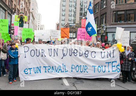 Montréal, Canada. 27 Oct, 2013. Des milliers de manifestants ont défilé dans le centre-ville de Montréal pour montrer leur mécontentement face à la nouvelle proposition de Charte québécoise des valeurs qui souhaite interdire le port de signes religieux dans les employés de la fonction publique du Québec. © Megapress/Alamy Live News Banque D'Images