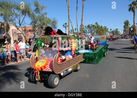 Coulisses de l'emblématique Palm Desert Golf Cart Parade, Palm Springs, Californie, USA Novembre 2013 Banque D'Images