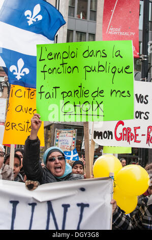 Montréal, Canada. 27 Oct, 2013. Des milliers de manifestants ont défilé dans le centre-ville de Montréal pour montrer leur mécontentement face à la nouvelle proposition de Charte québécoise des valeurs qui souhaite interdire le port de signes religieux dans les employés de la fonction publique du Québec. © Megapress/Alamy Live News Banque D'Images