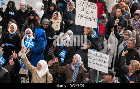 Montréal, Canada. 27 Oct, 2013. Des milliers de manifestants ont défilé dans le centre-ville de Montréal pour montrer leur mécontentement face à la nouvelle proposition de Charte québécoise des valeurs qui souhaite interdire le port de signes religieux dans les employés de la fonction publique du Québec. © Megapress/Alamy Live News Banque D'Images