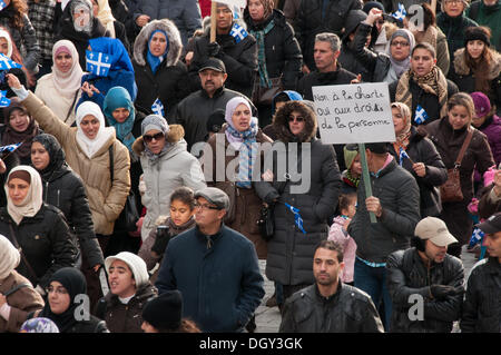 Montréal, Canada. 27 Oct, 2013. Des milliers de manifestants ont défilé dans le centre-ville de Montréal pour montrer leur mécontentement face à la nouvelle proposition de Charte québécoise des valeurs qui souhaite interdire le port de signes religieux dans les employés de la fonction publique du Québec. © Megapress/Alamy Live News Banque D'Images