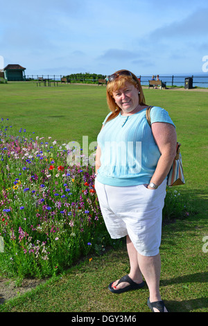 Femme en vert en bord de mer, Mundesley, Norfolk, Angleterre, Royaume-Uni Banque D'Images