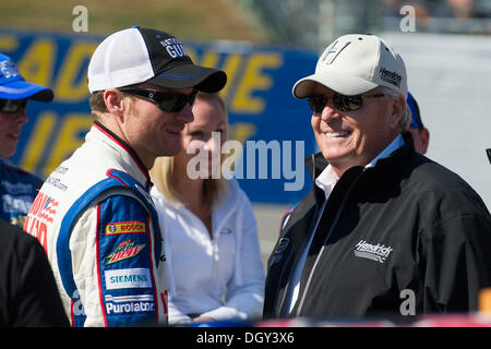 Martinsville, Virginie, USA. 27 Oct, 2013. 27 octobre 2013 : Sprint Cup Series driver Dale Earnhardt Jr. (88) et propriétaire du team Rick Hendrick ont un rire avant de la Sprint Cup Series Goody's maux de tête soulagement Shot 500 à Martinsville Speedway, Martinsville, VA. © csm/Alamy Live News Banque D'Images