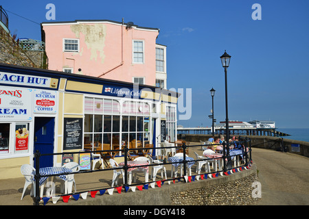 Lifeboat Cafe sur la promenade de la plage, Cromer, Norfolk, Angleterre, Royaume-Uni Angleterre, Royaume-Uni Banque D'Images