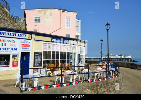 Lifeboat Cafe sur la promenade de la plage, Cromer, Norfolk, Angleterre, Royaume-Uni Angleterre, Royaume-Uni Banque D'Images