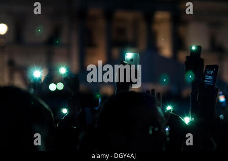 Trafalgar Square, Londres, Royaume-Uni, 27 octobre 2013. Le Diwali est célébré par hindoue, sikhe et Jain communautés à travers le monde entre mi-octobre et mi-novembre de chaque année. Le Diwali, 'la fête des lumières", célèbre la victoire triomphante du bien sur le mal, la lumière sur les ténèbres et l'espoir sur le désespoir. Ici, le public peut contenir jusqu'à leurs téléphones mobiles à la demande de la MC © Stephen Chung/Alamy Live News Banque D'Images