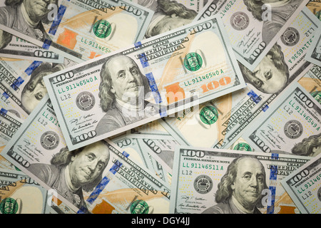 Plusieurs Couche de l'épars américains nouvellement conçu One Hundred Dollar Bills. Banque D'Images