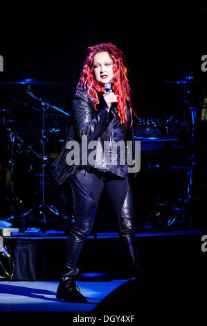 Toronto, Ontario, Canada. 27 Oct, 2013. La chanteuse américaine Cyndi Lauper effectuée sold out show historique, à Massey Hall à Toronto. /ZUMAPRESS.com/Alamy Vidyashev © Igor Live News Banque D'Images