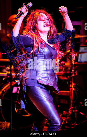 Toronto, Ontario, Canada. 27 Oct, 2013. La chanteuse américaine Cyndi Lauper effectuée sold out show historique, à Massey Hall à Toronto. /ZUMAPRESS.com/Alamy Vidyashev © Igor Live News Banque D'Images