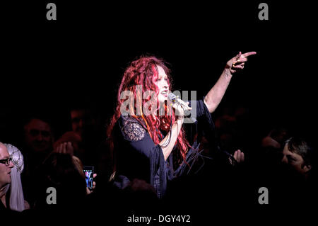 Toronto, Ontario, Canada. 27 Oct, 2013. La chanteuse américaine Cyndi Lauper effectuée sold out show historique, à Massey Hall à Toronto. /ZUMAPRESS.com/Alamy Vidyashev © Igor Live News Banque D'Images