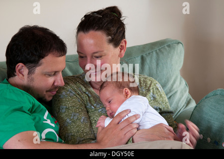 Couple holding et de câliner leur petite fille Banque D'Images