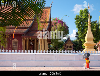 Un moine bouddhiste promenades par le temple Wat Sen à Luang Prabang, Laos. Banque D'Images