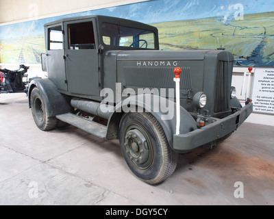 1940 HANOMAG 6,6T V1 et V2, tracteur de remorquage dans le tank museum, Saumur, France, pic-1 Banque D'Images