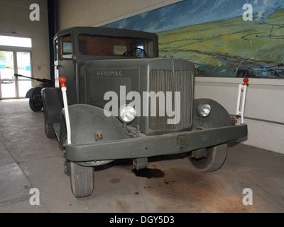 1940 HANOMAG 6,6T V1 et V2, tracteur de remorquage dans le tank museum, Saumur, France, pic-2 Banque D'Images