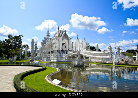 Temple thaïlandais appelé Wat Rong Khun à Chiang Rai, Thaïlande. Banque D'Images