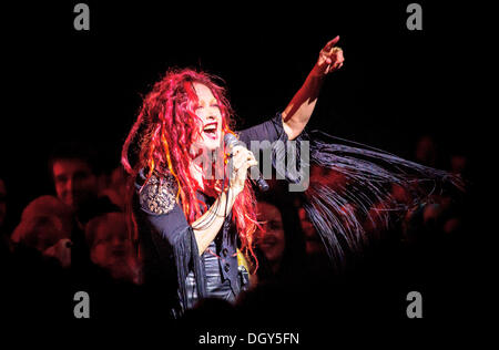 Toronto, Ontario, Canada. 27 Oct, 2013. La chanteuse américaine Cyndi Lauper effectuée sold out show à Massey Hall historique. /ZUMAPRESS.com/Alamy Vidyashev © Igor Live News Banque D'Images
