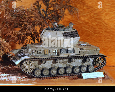 Le Panzer IV Wirbelwind, un véhicule antiaérien allemand, est exposé au Musée des chars de Saumur, en France. Connu pour ses quatre canons Flakvierling de 20 mm montés sur un châssis Panzer IV, il a servi pendant la seconde Guerre mondiale comme défense clé contre les attaques aériennes. Banque D'Images