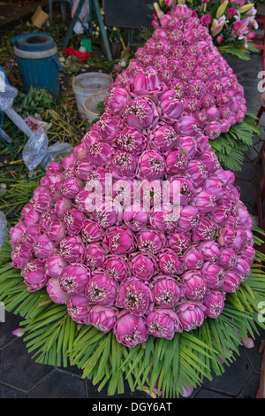 Des fleurs de lotus en vente au marché de Psar Thmei, Phnom Penh, Cambodge Banque D'Images