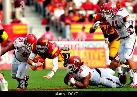 Los Angeles, CA, USA. 27 Oct, 2013. Octobre 26, 2013 Los Angeles, CA.USC Trojans quarterback Cody Kessler # 6 s'exécute et plonge pour trois chantiers du troisième trimestre en action au cours de la NCAA Football match entre l'USC Trojans et les Utah Utes au Coliseum de Los Angeles, Californie.La défaite USC Trojans les Utah Utes 19-3.Louis Lopez/CSM/Alamy Live News Banque D'Images