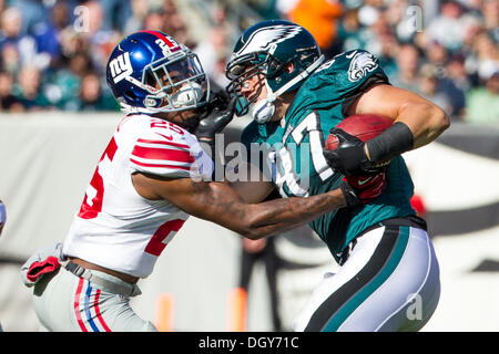 Philadelphie, Pennsylvanie, USA. 27 Oct, 2013. 27 octobre 2013 : Philadelphia Eagles tight end Brent Celek (87) en action avec la balle contre les Giants de New York arrière défensif Will Hill (25) au cours de la NFL match entre les Giants de New York et Philadelphie Eagles à Lincoln Financial Field à Philadelphie, Pennsylvanie. E 15-7 win géants. Christopher Szagola/Cal Sport Media/Alamy Live News Banque D'Images