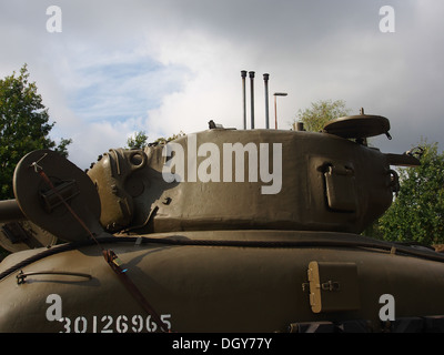 Le Sherman M4, identifié sous le numéro 30126965, fait partie d'une collection historique de véhicules militaires. Ce char a joué un rôle important pendant la seconde Guerre mondiale, offrant un soutien clé pendant les opérations au sol. Banque D'Images