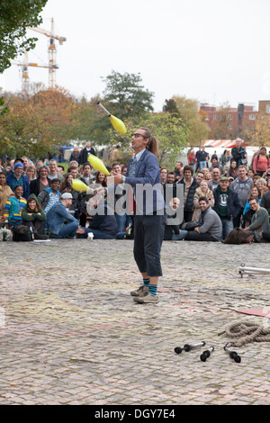 Au jongleur Fosse aux Ours dans Mauerpark, Berlin, Allemagne Banque D'Images