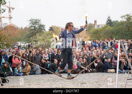 Au jongleur Fosse aux Ours dans Mauerpark, Berlin, Allemagne Banque D'Images