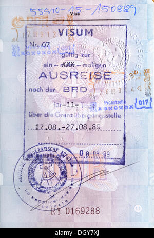 Stamp, visa pour le départ pour la République fédérale d'Allemagne dans un passeport de la République démocratique allemande Banque D'Images
