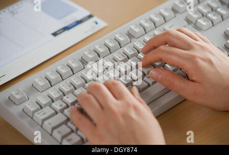 Les mains sur un clavier d'ordinateur Banque D'Images