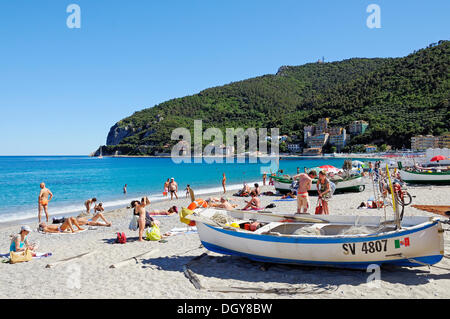 Les bateaux de pêche et les baigneurs sur la plage de Noli, Strand, Noli, ligurie, italie Banque D'Images