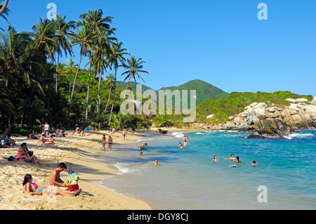 Les touristes sur une plage, Tayrona-Nationalpark, Santa Marta, Magdalena, Colombie Banque D'Images